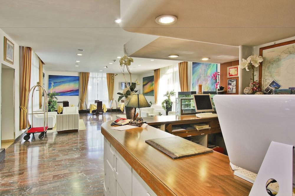 Hotel Meridianus Lignano Sabbiadoro Buitenkant foto