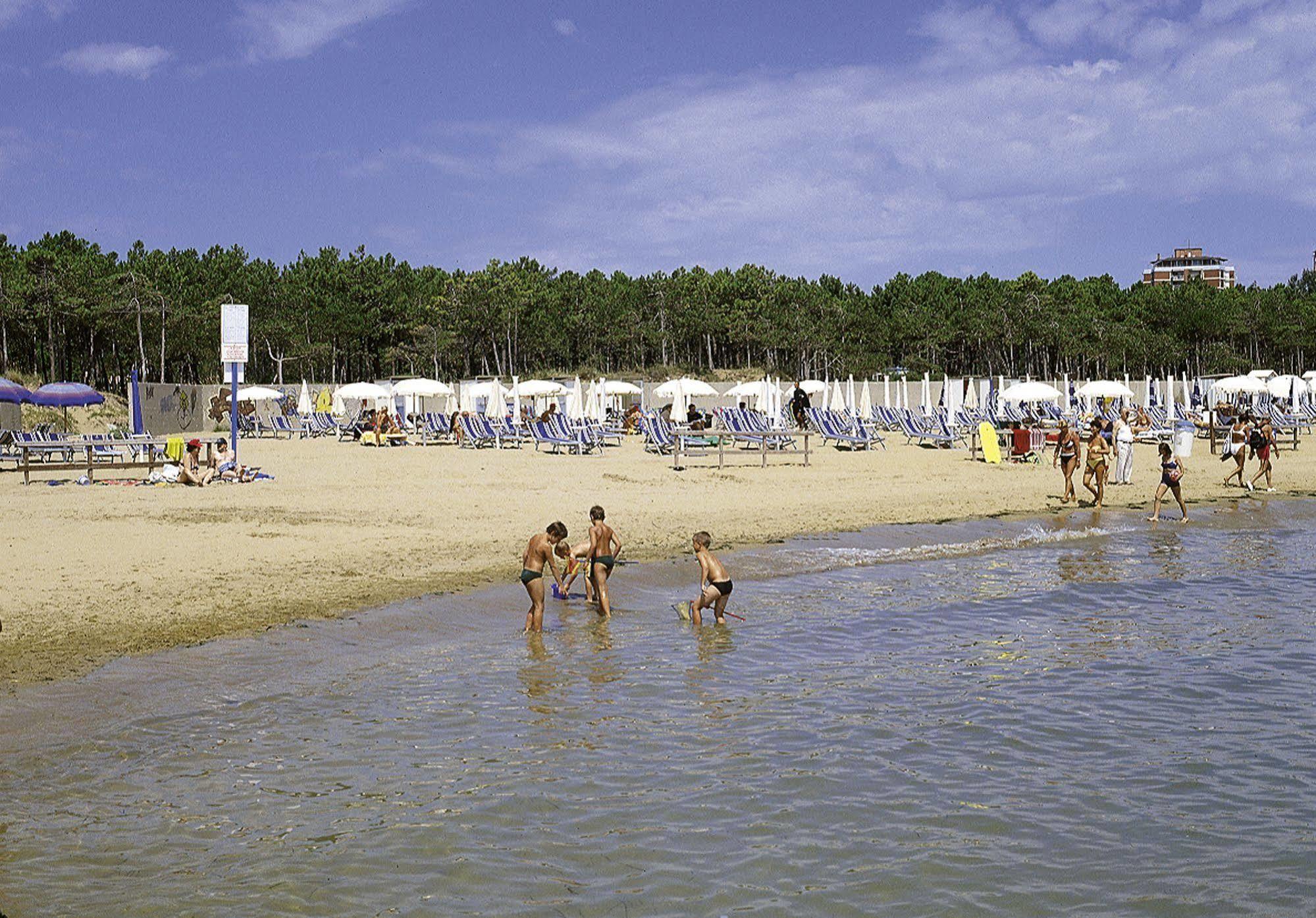 Hotel Meridianus Lignano Sabbiadoro Buitenkant foto